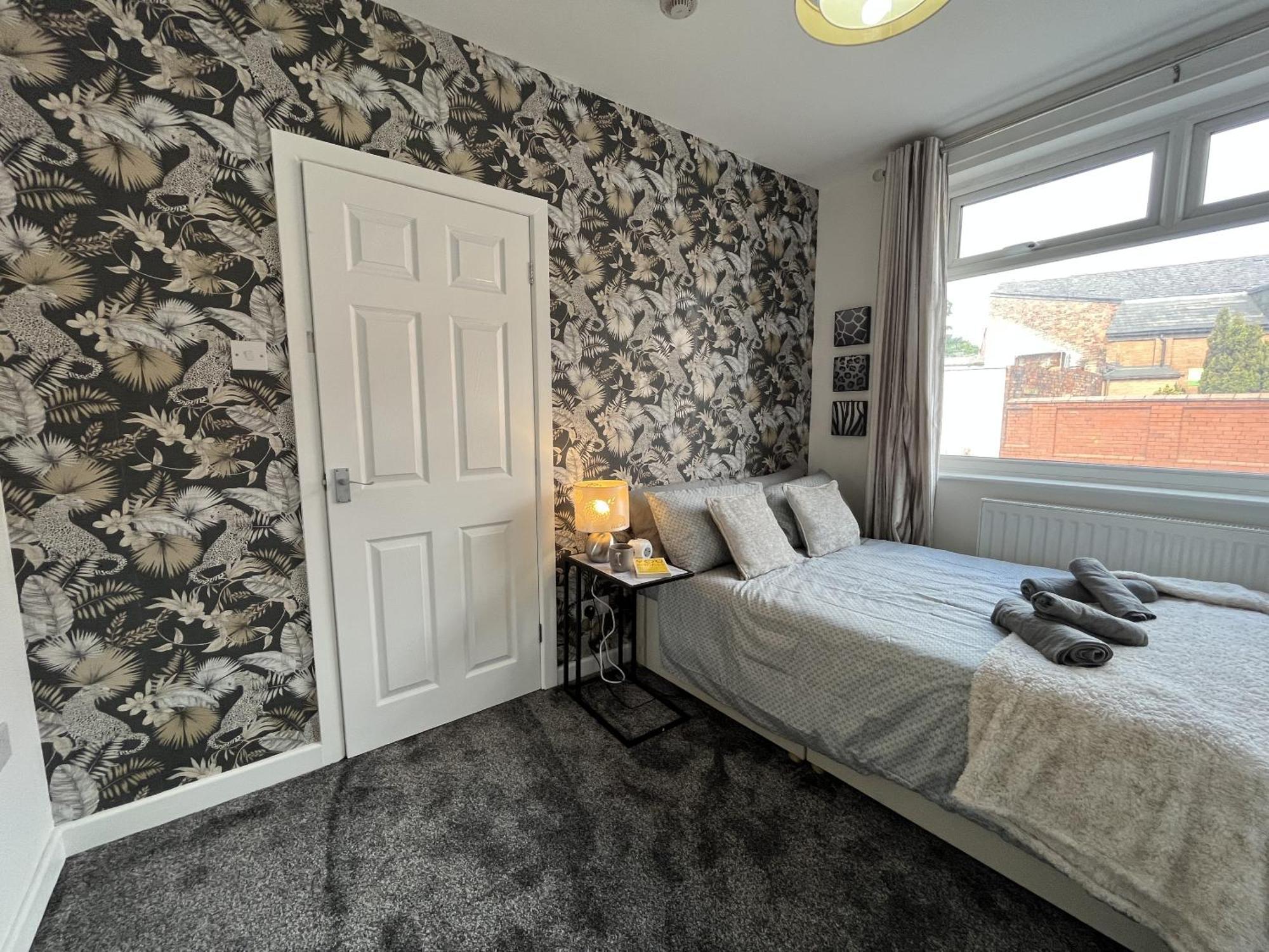 Modernised Central Wigan Townhouse Sleeps Up To 6 Exterior photo
