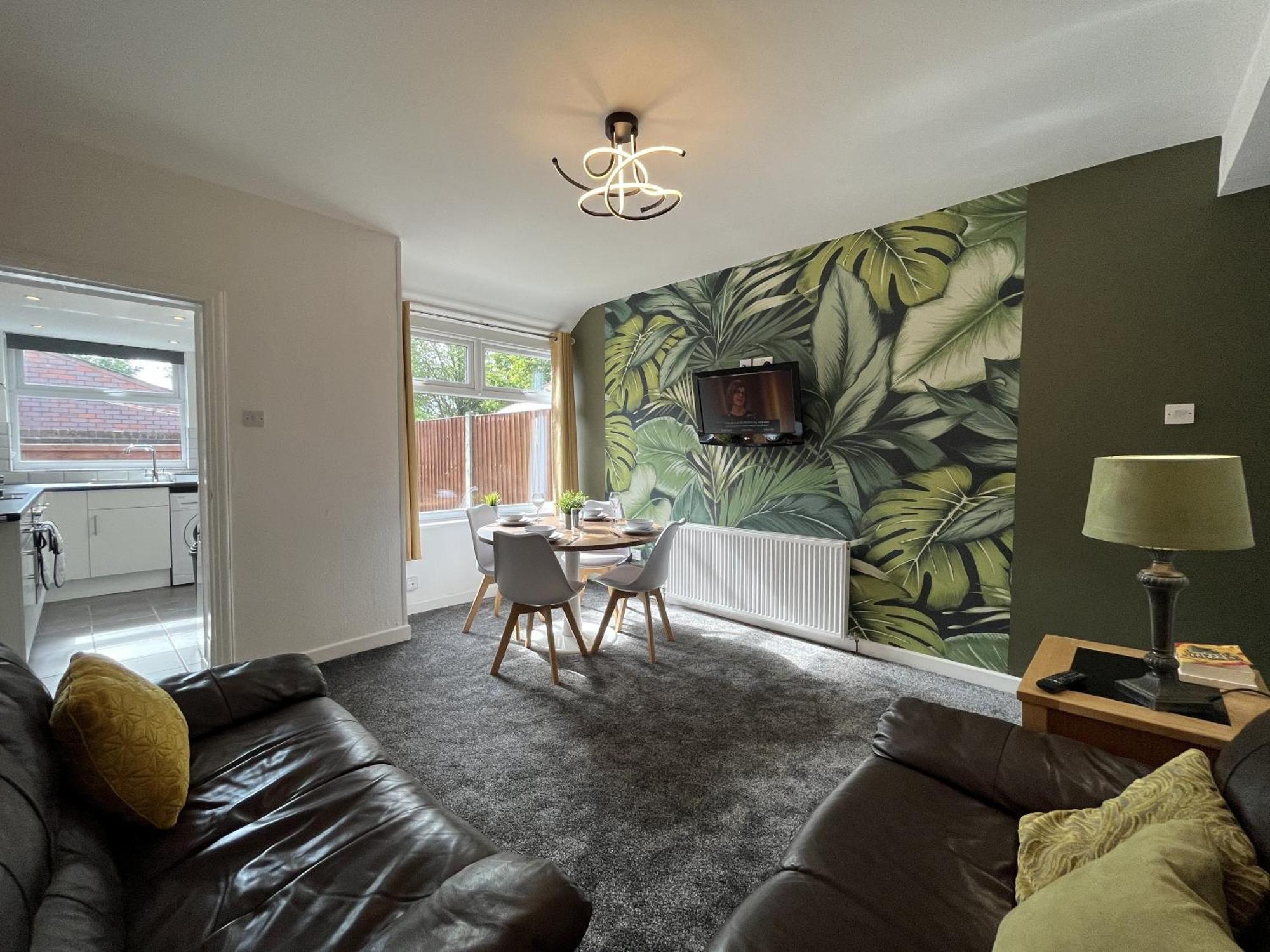 Modernised Central Wigan Townhouse Sleeps Up To 6 Exterior photo