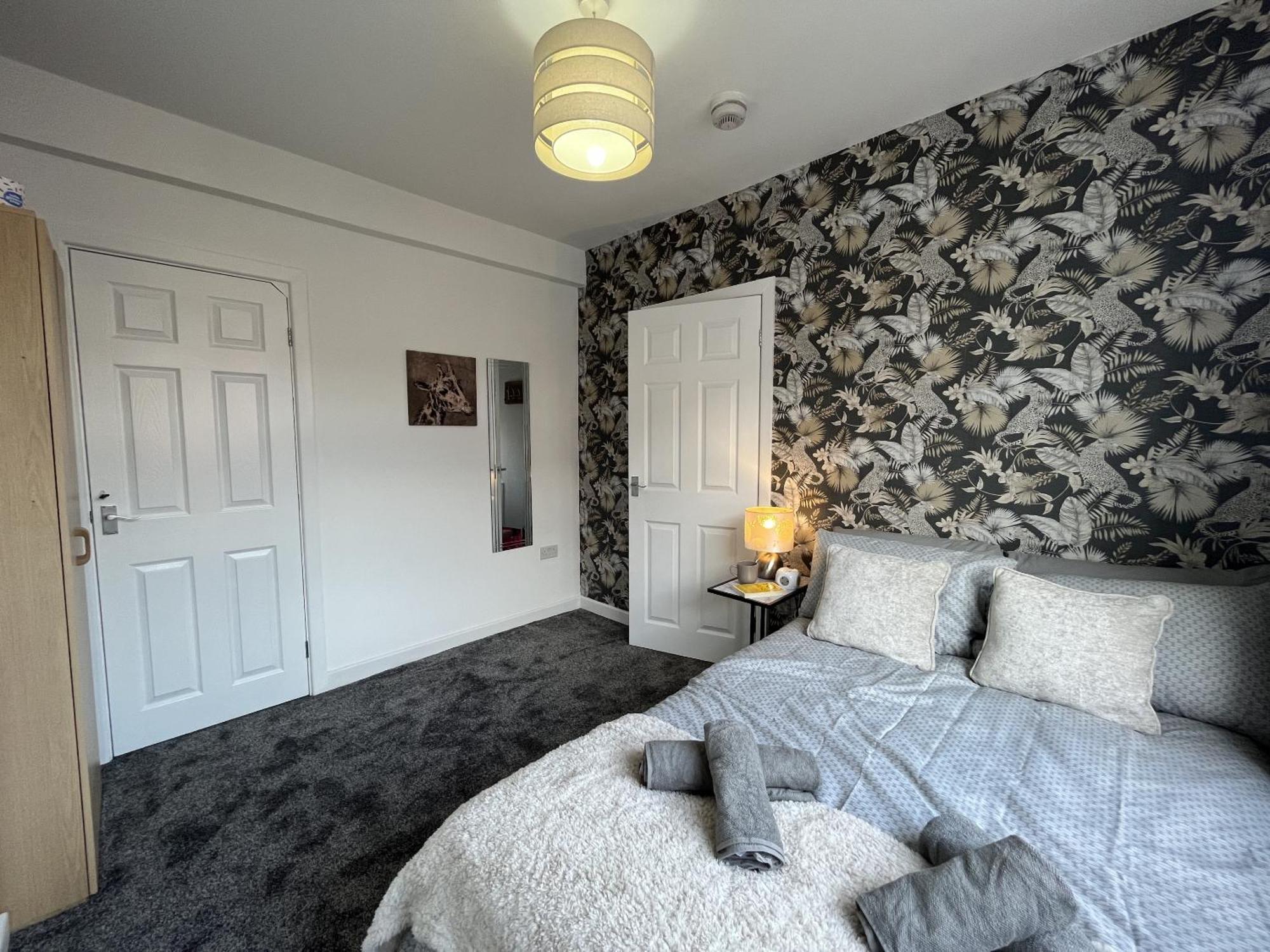 Modernised Central Wigan Townhouse Sleeps Up To 6 Exterior photo