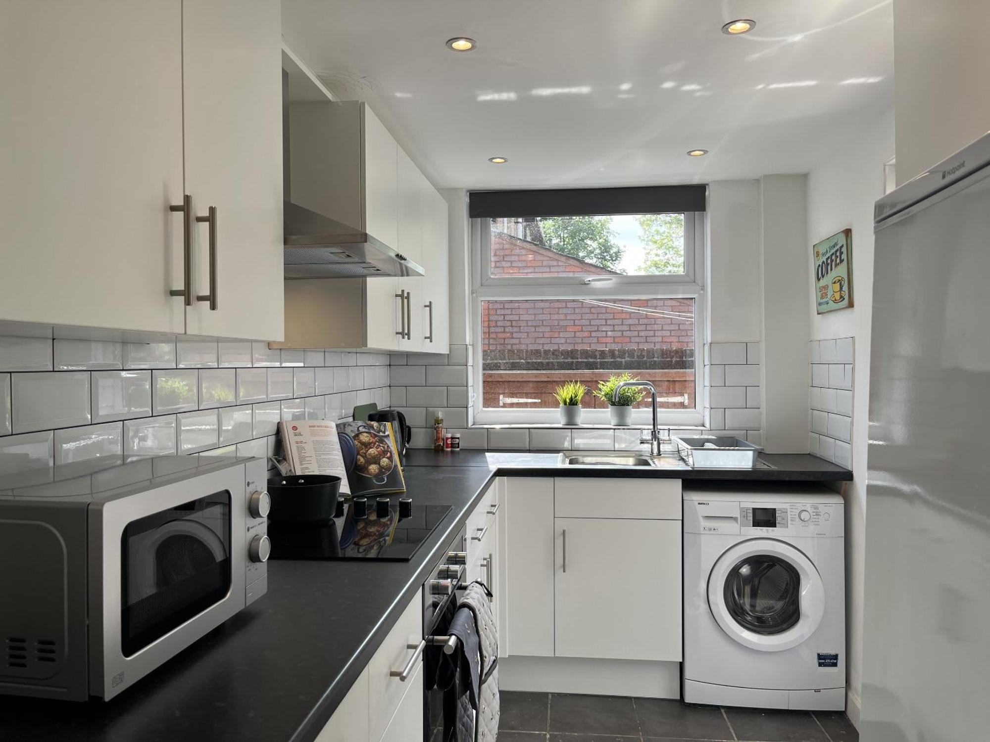 Modernised Central Wigan Townhouse Sleeps Up To 6 Exterior photo