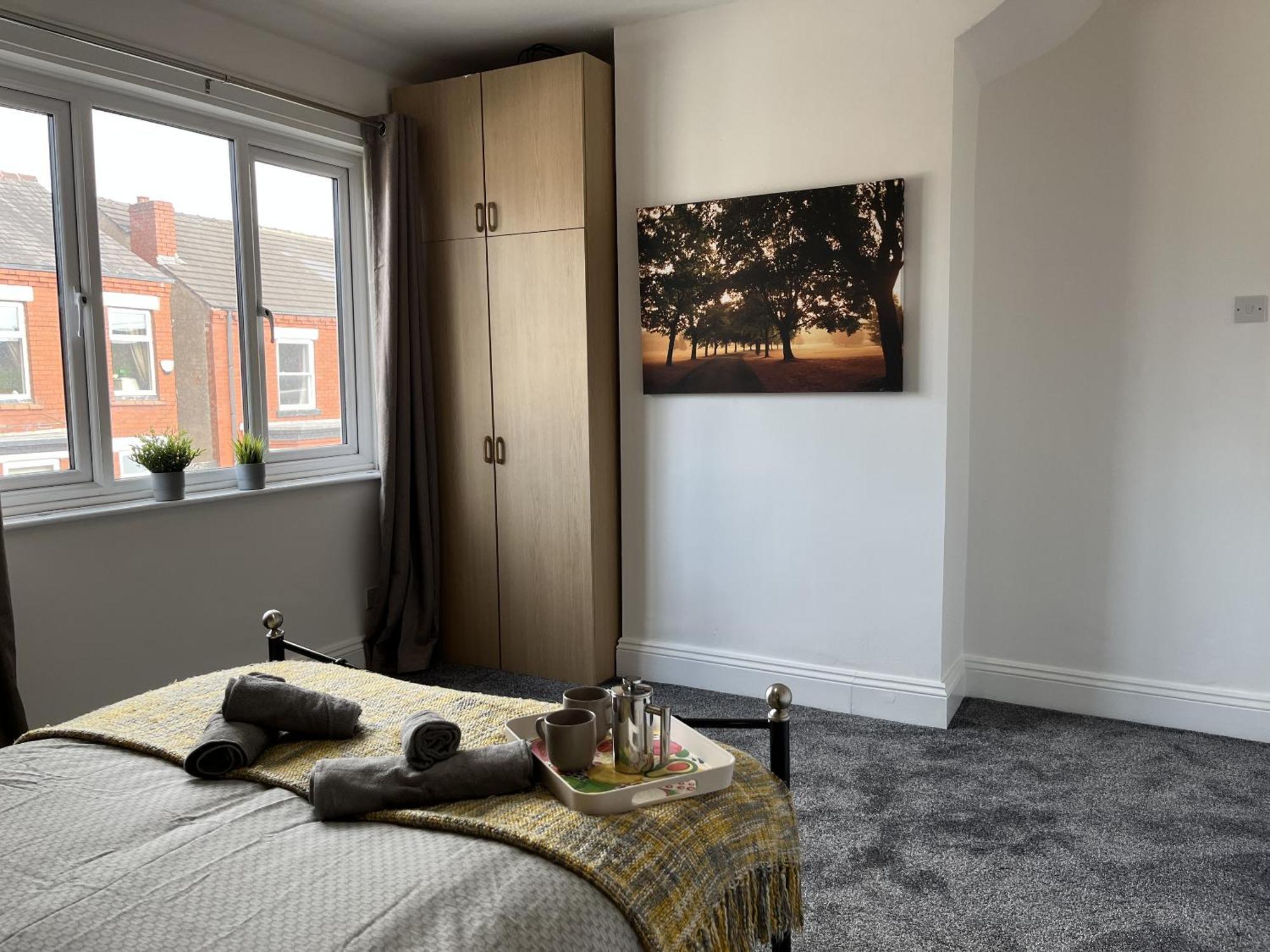 Modernised Central Wigan Townhouse Sleeps Up To 6 Exterior photo