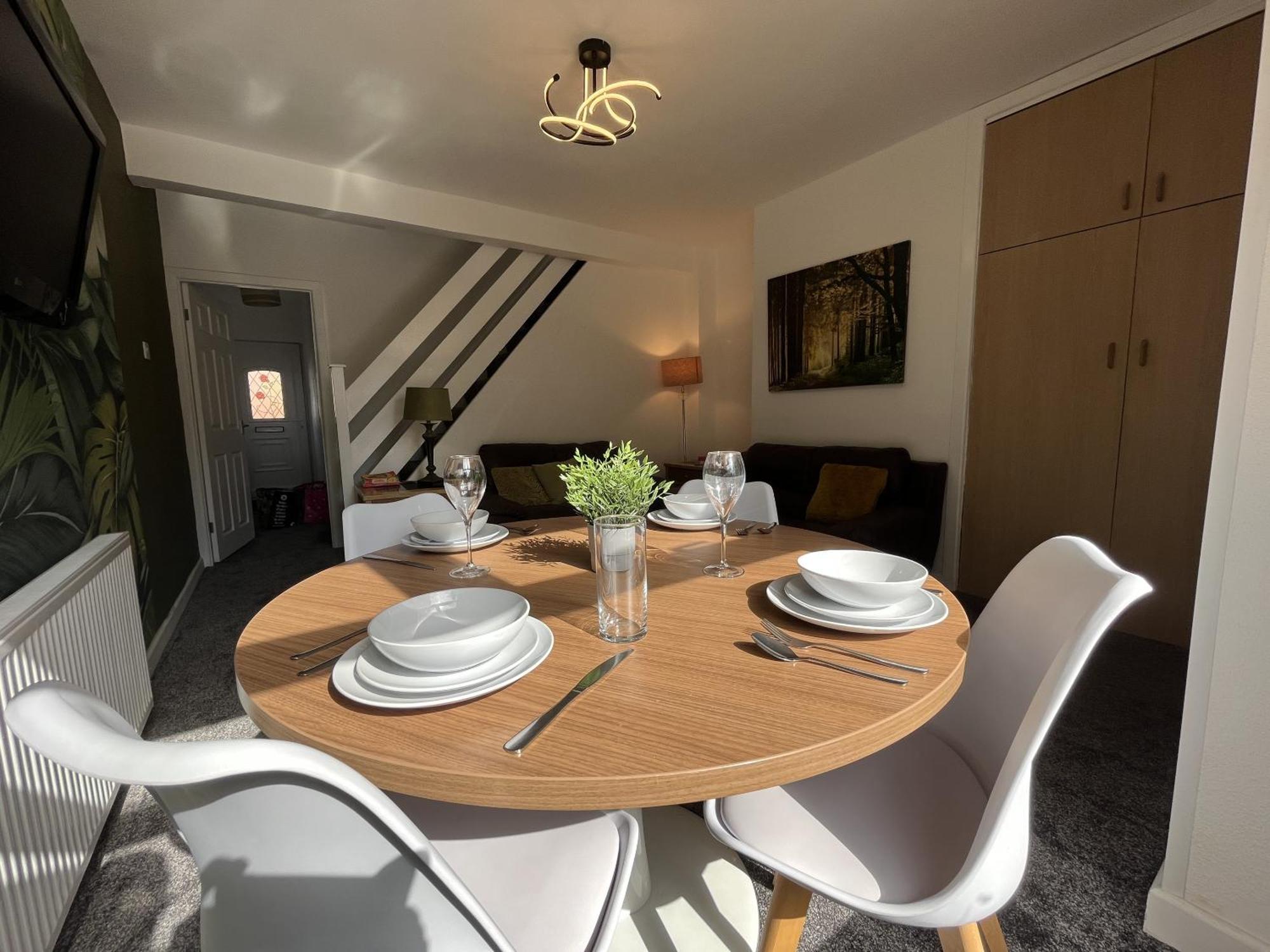 Modernised Central Wigan Townhouse Sleeps Up To 6 Exterior photo